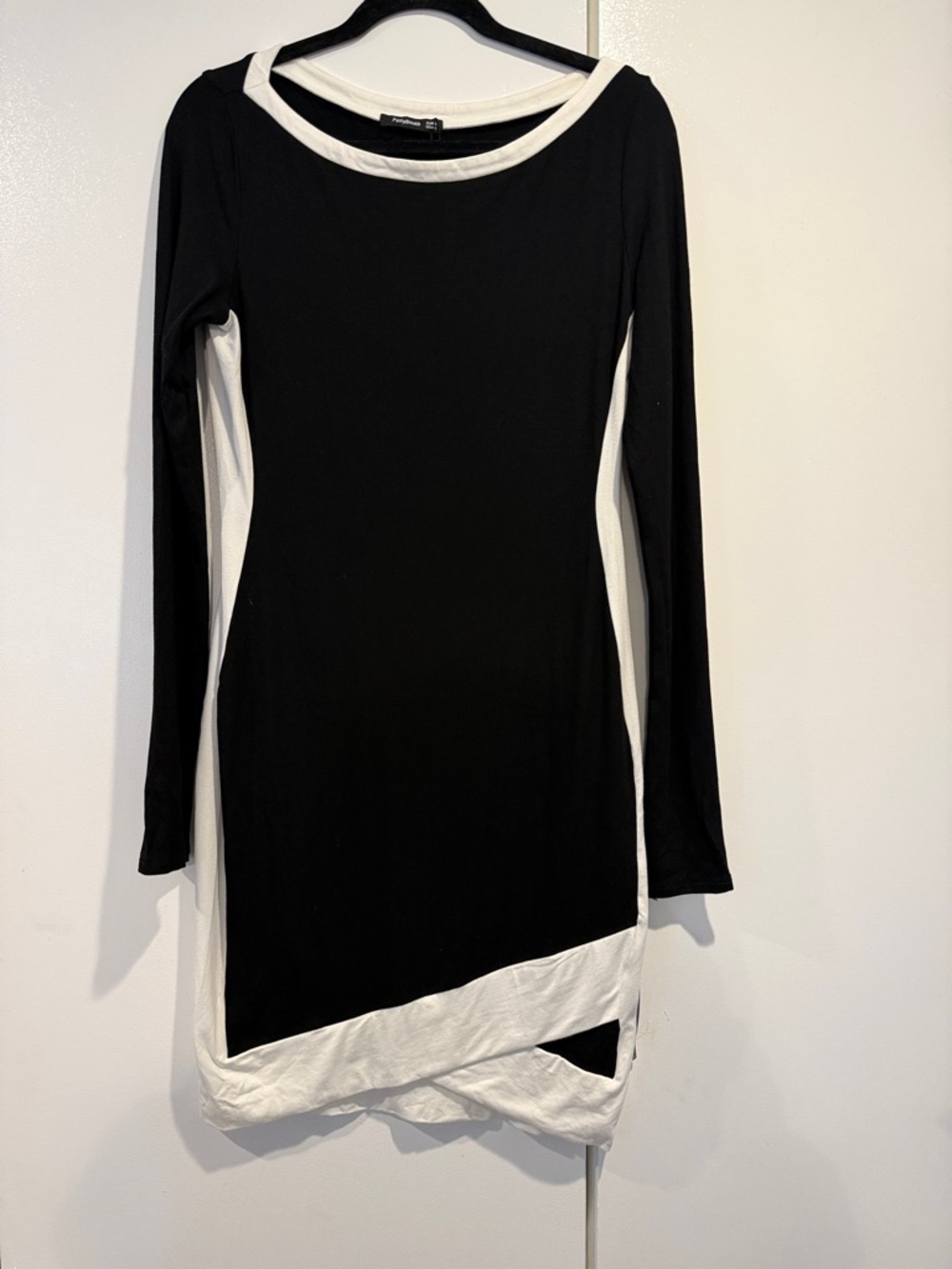 PattyBoutik Black and White Long Sleeve Contrast Shift Dress
